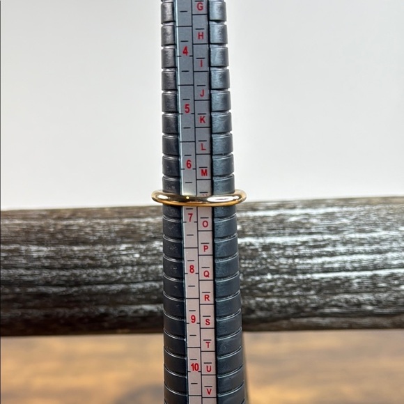 Elegant Gold Ring - Picture 3 of 3